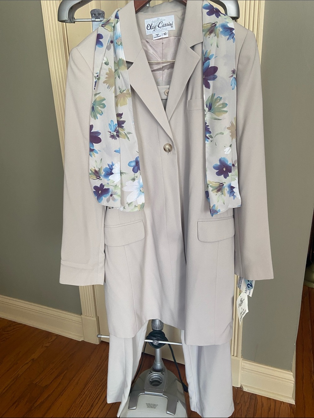 Oleg Cassini Pale Gray Women's Pants Suit with Floral Scarf Size 10